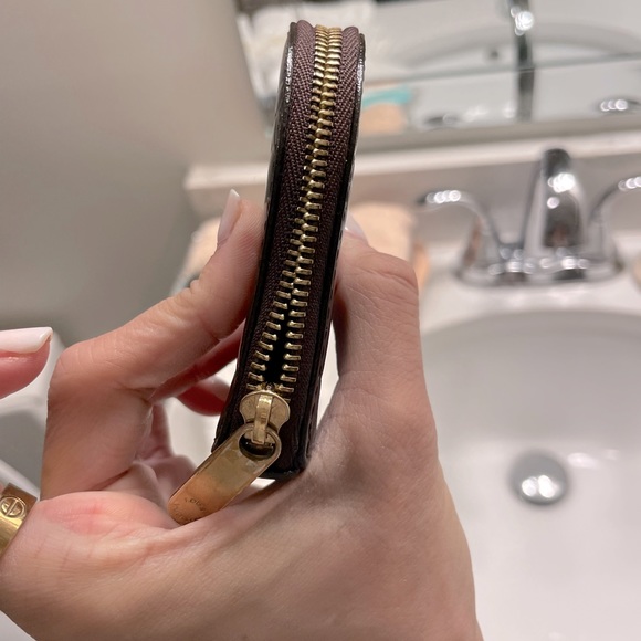 LOUIS VUITTON
Vernis Heart Coin Purse - Picture 7 of 8